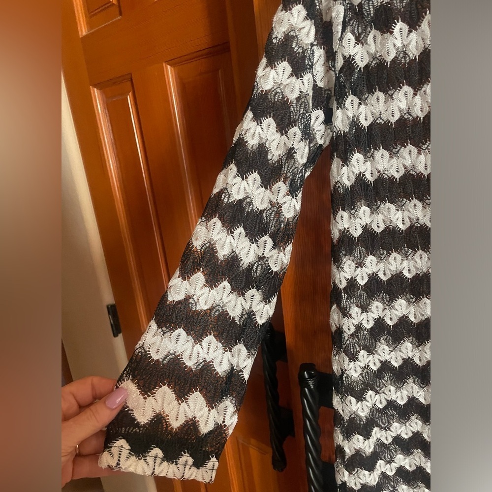 Black/white zig zag lace beach cover up - Picture 5 of 7